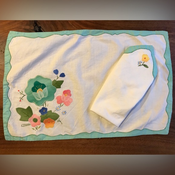 4 Floral Appliqué Placemats and Napkins Handstitched - Picture 1 of 3